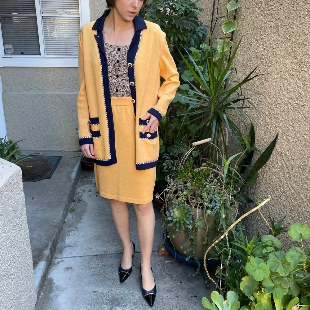 Vintage dark blue /gold St.John leather shoes